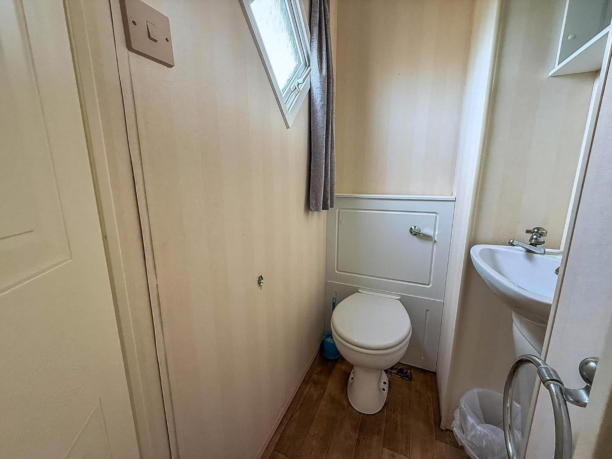 Homely Caravan, Only A Short Drive To Ref 64011d Skegness